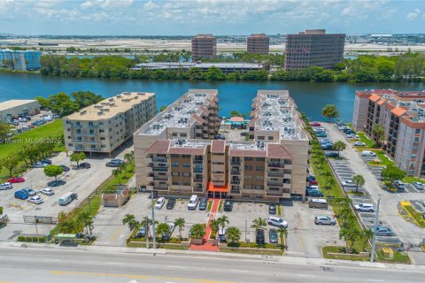 Condominio en venta en Miami, Florida, 2 dormitorios, 78.78 m2 № 1782026 - foto 21