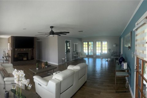 House in Belle Glade, Florida 5 bedrooms, 233.65 sq.m. № 1936043 - photo 13