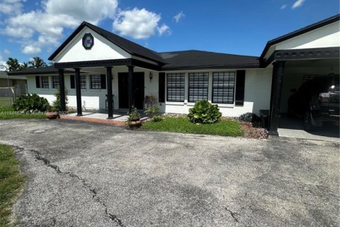 House in Belle Glade, Florida 5 bedrooms, 233.65 sq.m. № 1936043 - photo 6