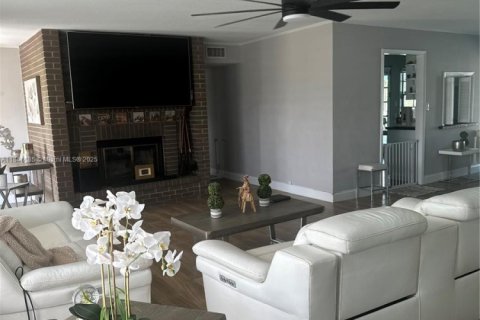 House in Belle Glade, Florida 5 bedrooms, 233.65 sq.m. № 1936043 - photo 12