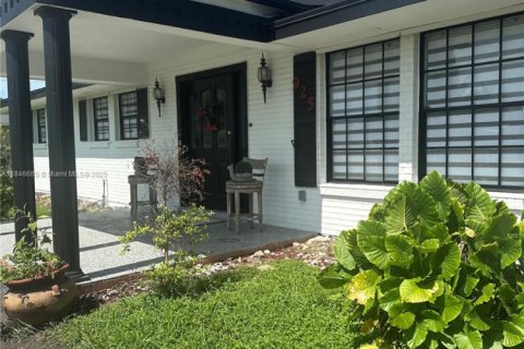 House in Belle Glade, Florida 5 bedrooms, 233.65 sq.m. № 1936043 - photo 9