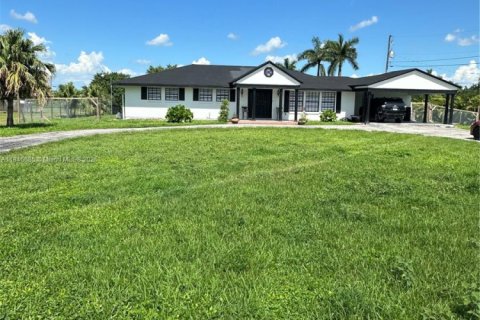House in Belle Glade, Florida 5 bedrooms, 233.65 sq.m. № 1936043 - photo 1