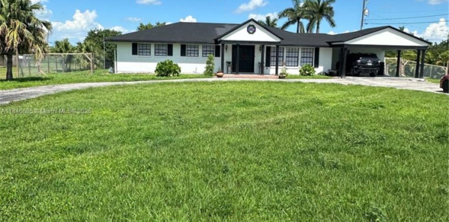 House in Belle Glade, Florida 5 bedrooms, 233.65 sq.m. № 1936043