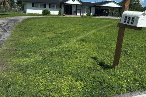 House in Belle Glade, Florida 5 bedrooms, 233.65 sq.m. № 1936043 - photo 3