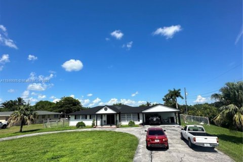 House in Belle Glade, Florida 5 bedrooms, 233.65 sq.m. № 1936043 - photo 7