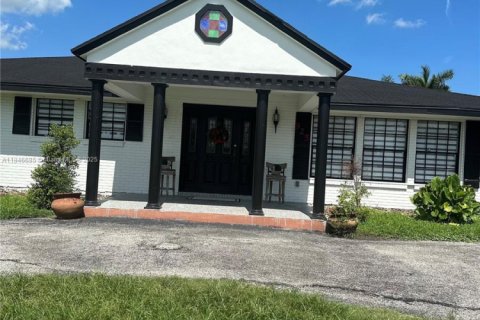 House in Belle Glade, Florida 5 bedrooms, 233.65 sq.m. № 1936043 - photo 4