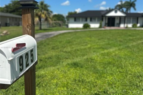 House in Belle Glade, Florida 5 bedrooms, 233.65 sq.m. № 1936043 - photo 2