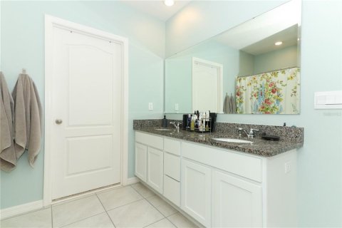 House in Deltona, Florida 5 bedrooms, 250.46 sq.m. № 1295652 - photo 25