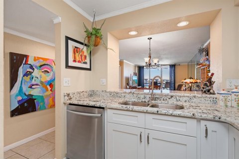 Condo in Saint Petersburg, Florida, 2 bedrooms № 2232520 - photo 13