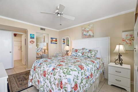 Condo in Saint Petersburg, Florida, 2 bedrooms № 2232520 - photo 27