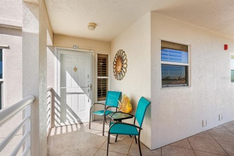 Condo in Saint Petersburg, Florida, 2 bedrooms № 2232520 - photo 4