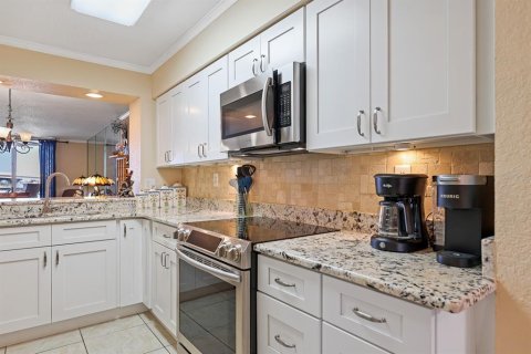 Condo in Saint Petersburg, Florida, 2 bedrooms № 2232520 - photo 10
