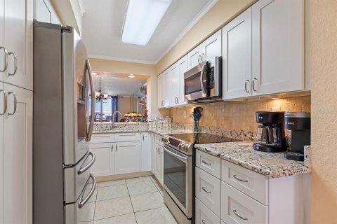 Condo in Saint Petersburg, Florida, 2 bedrooms № 2232520 - photo 9