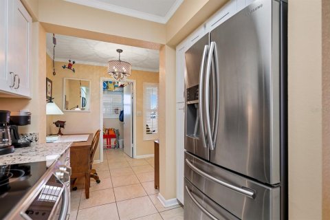 Condo in Saint Petersburg, Florida, 2 bedrooms № 2232520 - photo 12