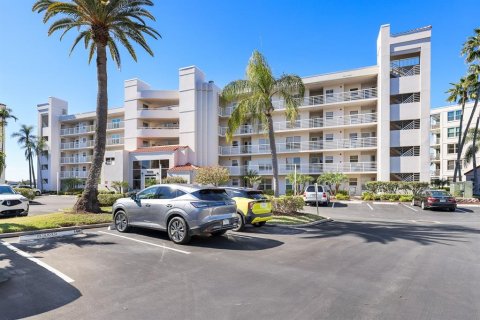 Condo in Saint Petersburg, Florida, 2 bedrooms № 2232520 - photo 3