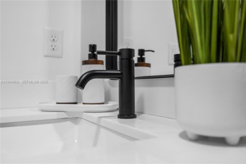 Apartment in Miami, Florida 2 bedrooms № 2001395 - photo 17