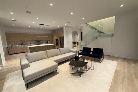 House in Hollywood, Florida 5 bedrooms, 343.55 sq.m. № 1981452 - photo 17