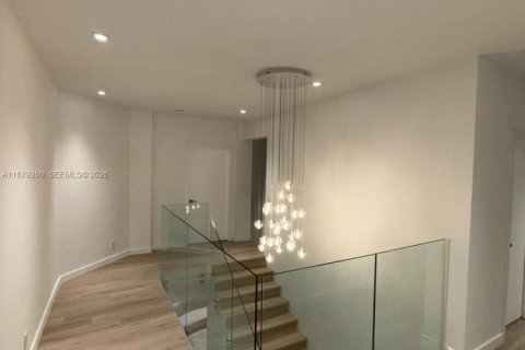 House in Hollywood, Florida 5 bedrooms, 343.55 sq.m. № 1981452 - photo 26