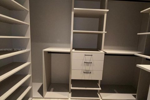 House in Hollywood, Florida 5 bedrooms, 343.55 sq.m. № 1981452 - photo 28