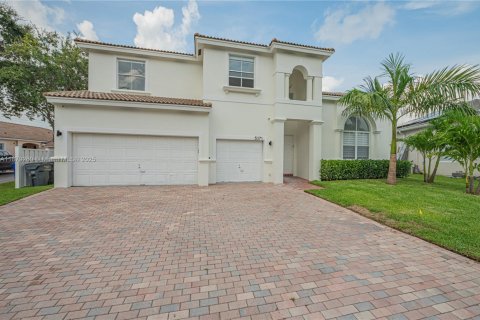 House in Hollywood, Florida 5 bedrooms, 343.55 sq.m. № 1981452 - photo 2