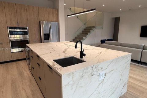 House in Hollywood, Florida 5 bedrooms, 343.55 sq.m. № 1981452 - photo 15