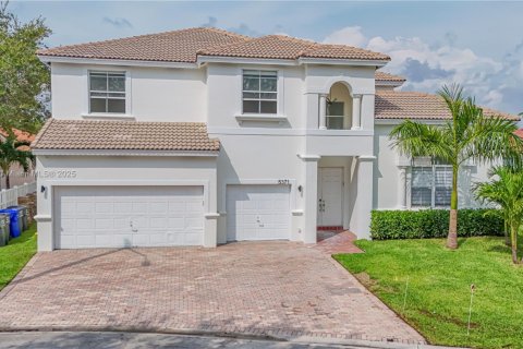 House in Hollywood, Florida 5 bedrooms, 343.55 sq.m. № 1981452