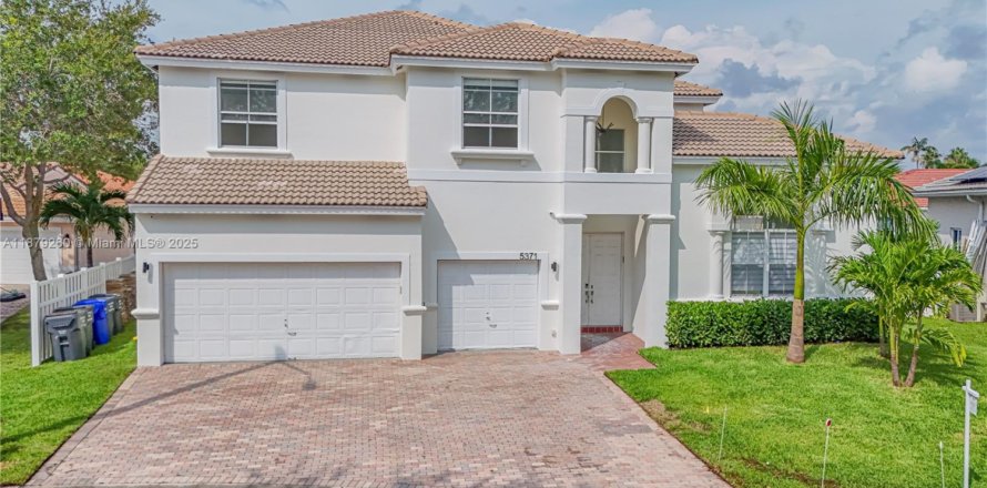 House in Hollywood, Florida 5 bedrooms, 343.55 sq.m. № 1981452