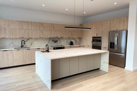 House in Hollywood, Florida 5 bedrooms, 343.55 sq.m. № 1981452 - photo 14