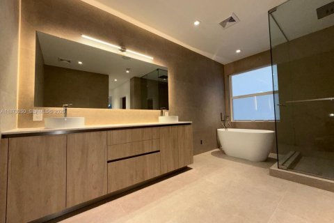 House in Hollywood, Florida 5 bedrooms, 343.55 sq.m. № 1981452 - photo 30