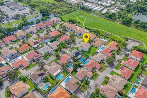 House in Hollywood, Florida 5 bedrooms, 343.55 sq.m. № 1981452 - photo 9