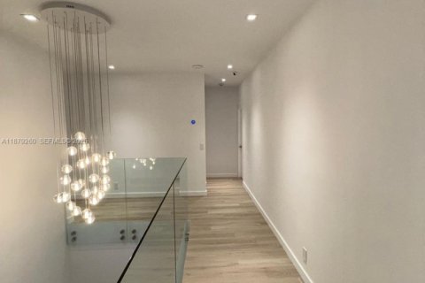 House in Hollywood, Florida 5 bedrooms, 343.55 sq.m. № 1981452 - photo 24