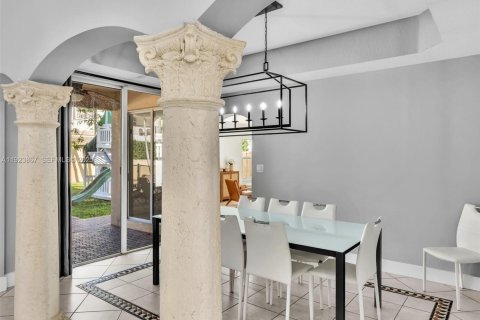 Casa en venta en Miami Lakes, Florida, 5 dormitorios, 268.39 m2 № 1983053 - foto 17