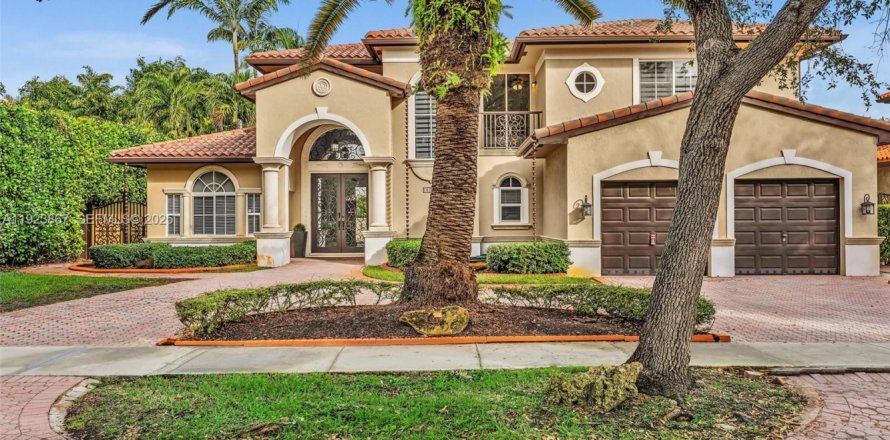 Casa en Miami Lakes, Florida 5 dormitorios, 268.39 m2 № 1983053