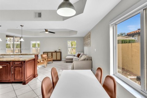 Casa en venta en Miami Lakes, Florida, 5 dormitorios, 268.39 m2 № 1983053 - foto 24