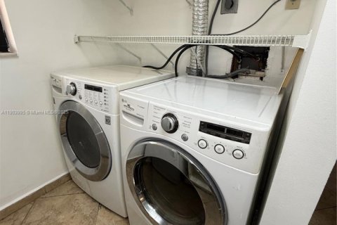 Снять в аренду квартиру в Майами, Флорида 2 спальни, 92.9м2, № 1954842 - фото 13