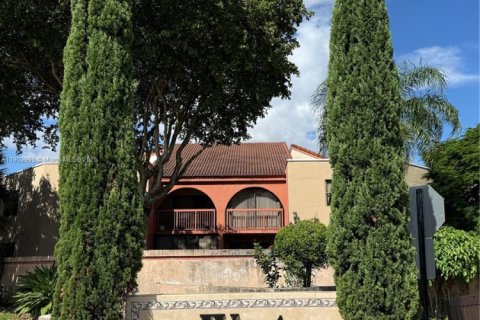 Снять в аренду квартиру в Майами, Флорида 2 спальни, 92.9м2, № 1954842 - фото 1