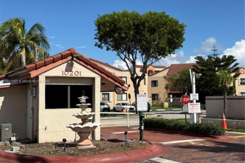 Снять в аренду квартиру в Майами, Флорида 2 спальни, 92.9м2, № 1954842 - фото 3