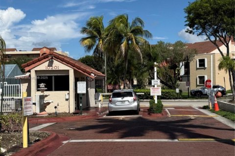 Снять в аренду квартиру в Майами, Флорида 2 спальни, 92.9м2, № 1954842 - фото 2