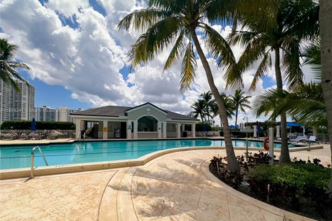 Condo in Aventura, Florida, 2 bedrooms  № 1921860 - photo 25