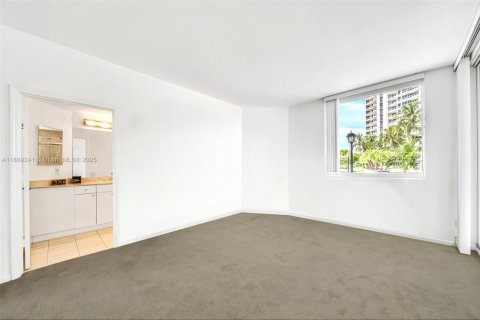 Condo in Aventura, Florida, 2 bedrooms  № 1921860 - photo 23
