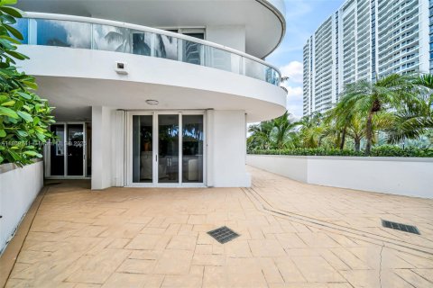 Condo in Aventura, Florida, 2 bedrooms  № 1921860 - photo 11