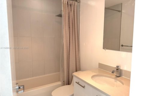 Condo in Miami, Florida, 2 bedrooms  № 2002891 - photo 19