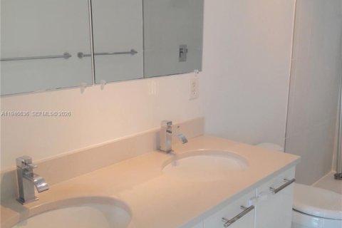 Condo in Miami, Florida, 2 bedrooms  № 2002891 - photo 25