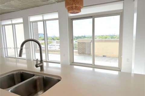 Condo in Miami, Florida, 2 bedrooms  № 2002891 - photo 10