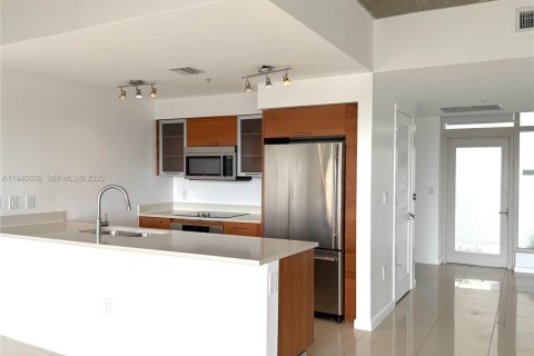 Condo in Miami, Florida, 2 bedrooms  № 2002891 - photo 12