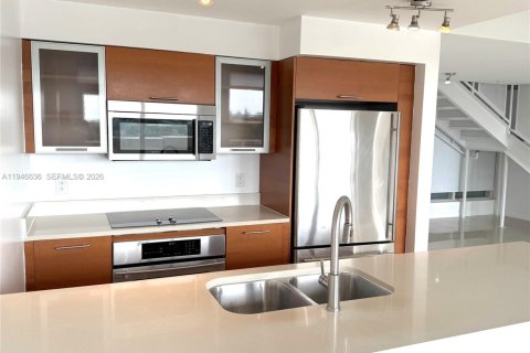 Condo in Miami, Florida, 2 bedrooms  № 2002891 - photo 13