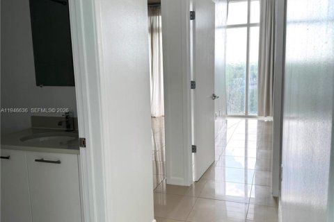 Condo in Miami, Florida, 2 bedrooms  № 2002891 - photo 22