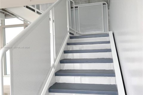 Condo in Miami, Florida, 2 bedrooms  № 2002891 - photo 17