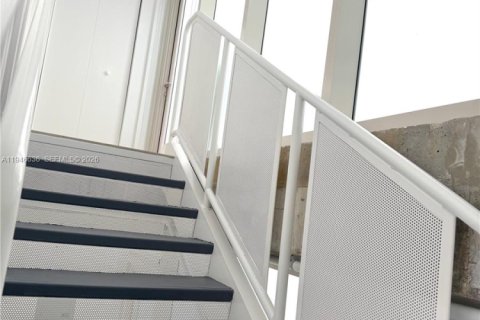 Condo in Miami, Florida, 2 bedrooms  № 2002891 - photo 16