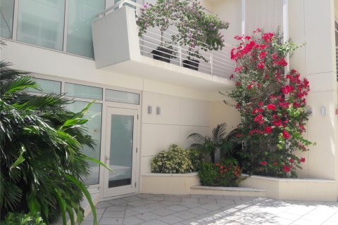 Condo in Miami, Florida, 2 bedrooms  № 2002891 - photo 2
